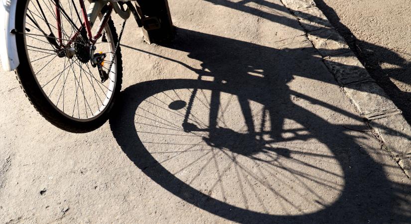 Elgázolta egy nő Szegeden egy biciklist, majd elhajtott