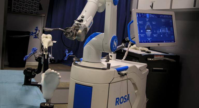 Műtétek százezreit ismerő sebészeti robot áll szolgálatba Magyarországon