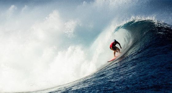 Lélegzetelállító fotók készültek az olimpiai szörfösökről a Csendes-óceán hullámain