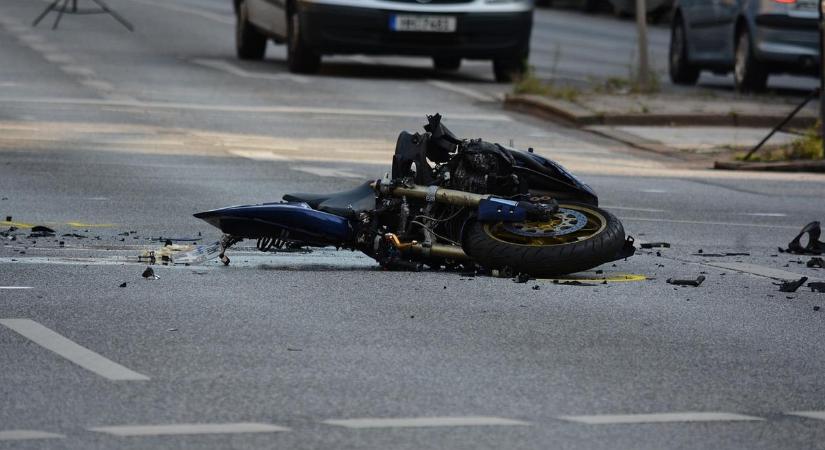 Szörnyű baleset Győrnél: meghalt egy vétlen motoros, miután ütközött egy szabálytalan autóssal