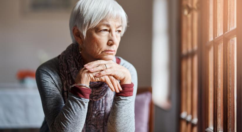 Az Alzheimer-kór korai tünetei: a tisztálkodás elhanyagolása és a társas kapcsolatok kizárása is jelezhet