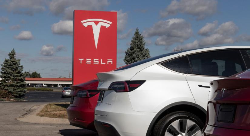 Gigászi visszahívást jelentett be a Tesla: 1,85 millió kocsit érit, életveszélyes a hiba