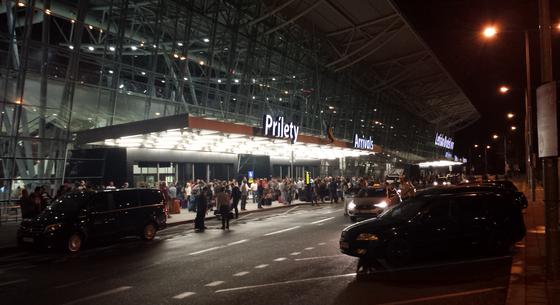 Bombafenyegetés van a pozsonyi reptéren, evakuálták a terminált