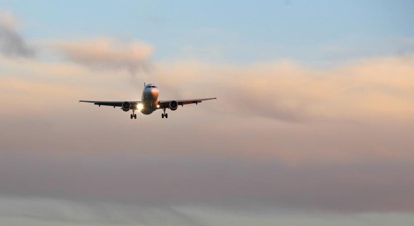 Bombafenyegetés történt a pozsonyi reptéren, felfüggesztették a légi járatok indítását