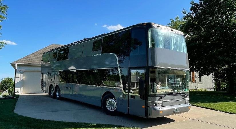 Hatgyerekes családnak ad otthon ez az autóbusz