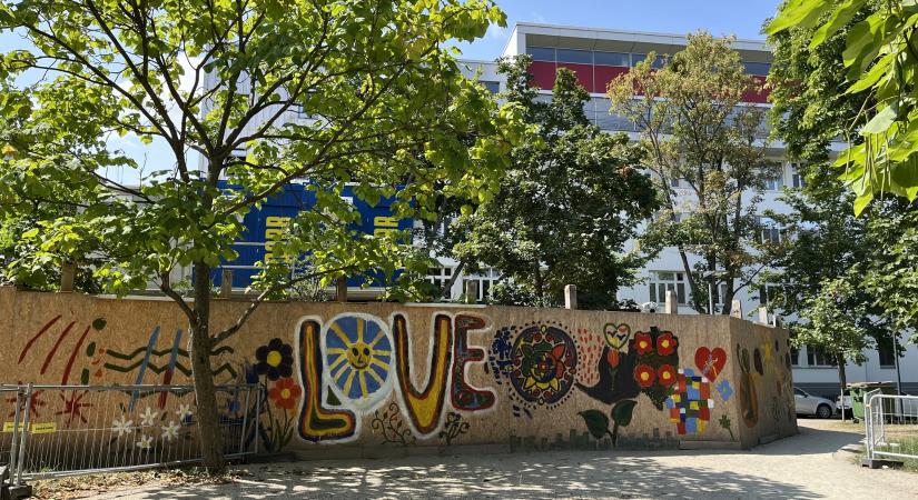 Bécsben a páciensek festhették le a pszichiátriai klinika kerítését