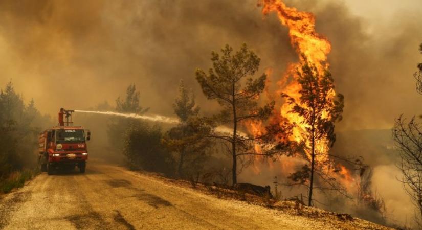 Magyarország tűzoltóautókat küld az észak-macedóniai erdőtüzek oltására