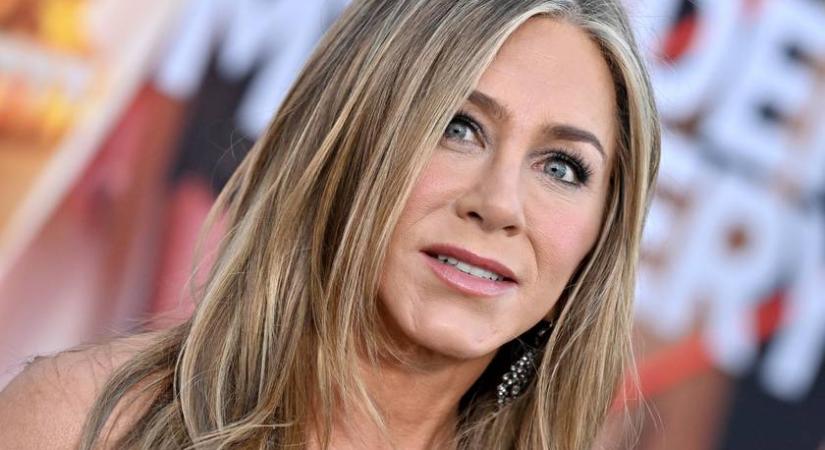 Az 55 éves Jennifer Aniston mélyen kivágott estélyibe bújt: irtó dögös volt a filmforgatáson