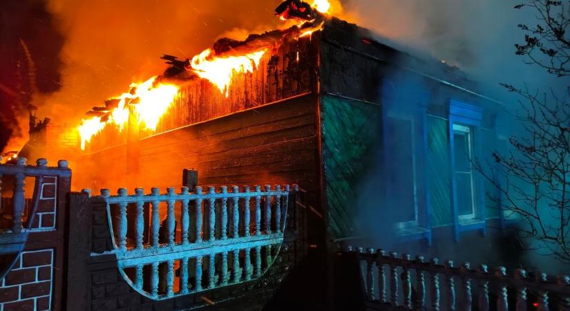 Tűz ütött ki egy szentistváni lakóház melléképületében