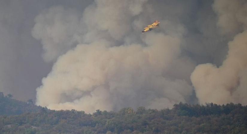 Erdőtűzek tombolnak a horvátországi nyaralóhelyeken  videó