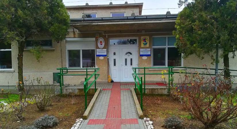 Visszahelyezte a polgármester a gyermekbántalmazással vádolt óvodavezetőt Ercsiben