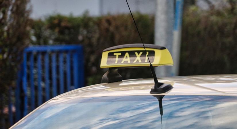 „Ide a pénzt vagy megöllek!” Fényes nappal raboltak ki egy taxisofőrt