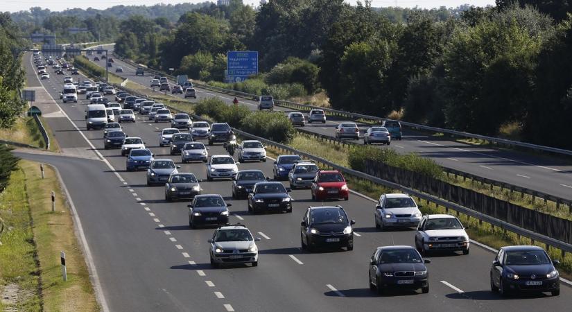Áll a forgalom egy kigyulladt autó miatt az M7-esen a Kőröshegyi völgyhídnál