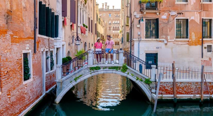 Életbe lép a szigoritás: holnaptól maximum 25 fős turistacsoportok léphetnek be Velencébe