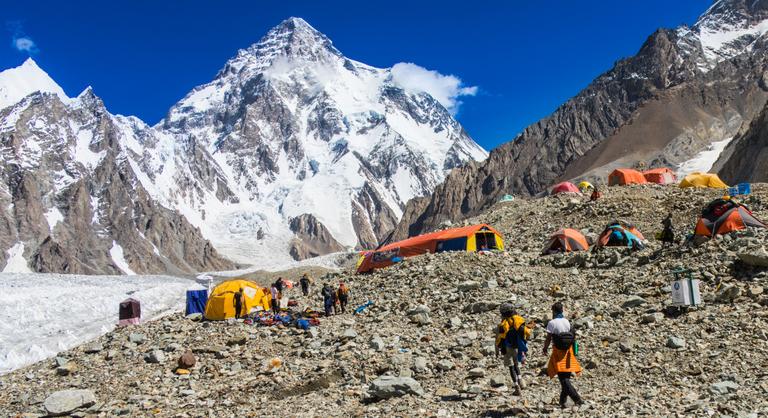 Oxigénpalack nélkül, rekord idő alatt mászta meg a K2-t egy francia hegymászó