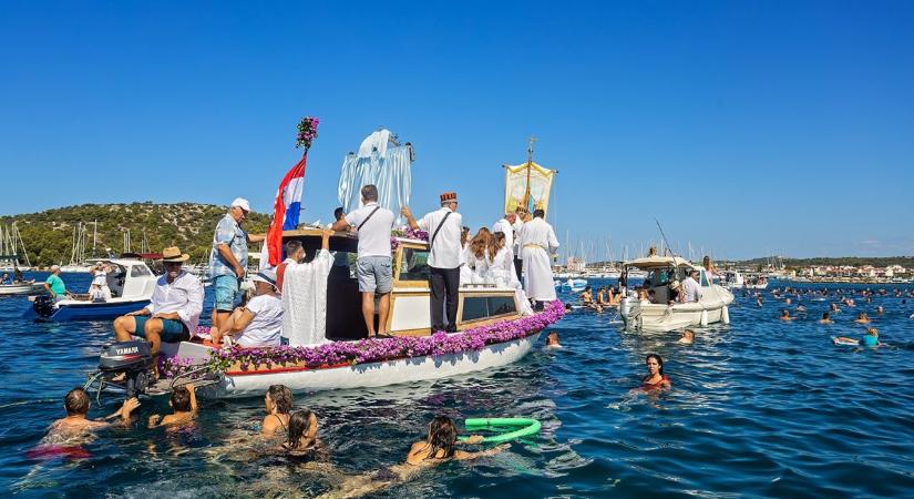 300 éves hagyomány: a rogoznicai festményhajóztatás