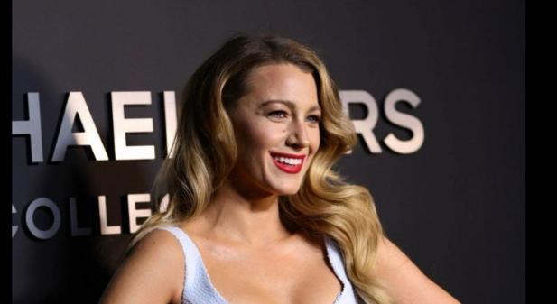 Velünk véget ér: Blake Lively két csodaszép virágos ruhát villantott