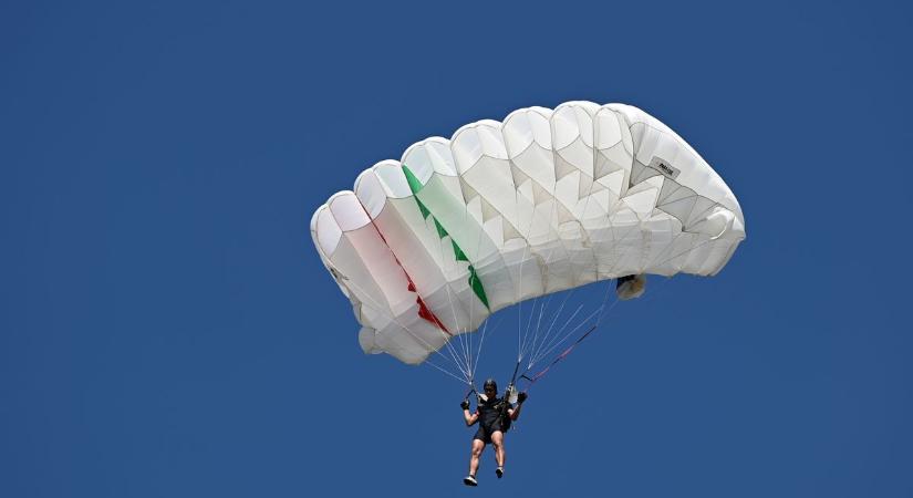 Nézze meg képeinken az ejtőernyős válogatott edzését