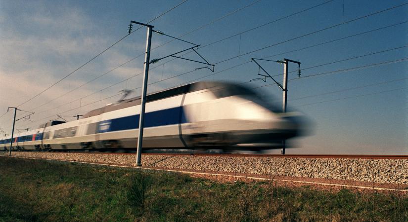 Bombasztikus csomagolású, de főleg hazai vasútfejlesztés Orbán bukaresti és varsói „TGV-je”