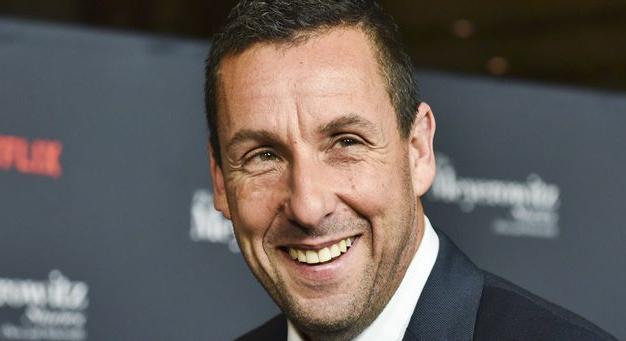 Adam Sandler felesége igazi bombázó – Már 26 éve bolondul gyönyörű feleségéért