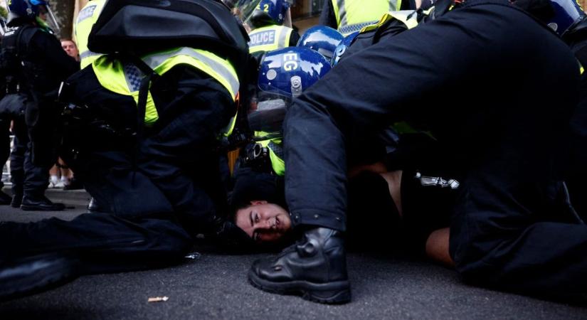 Tüntetők a Downing Street-en: Mentsétek meg a gyermekeinket! Vissza akarjuk kapni az országunkat a southporti halálos késelés nyomán
