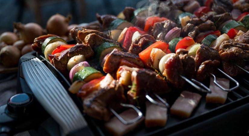 A grillkolbászok vezetnek Békésben, de már a grillsajtok is hódítanak