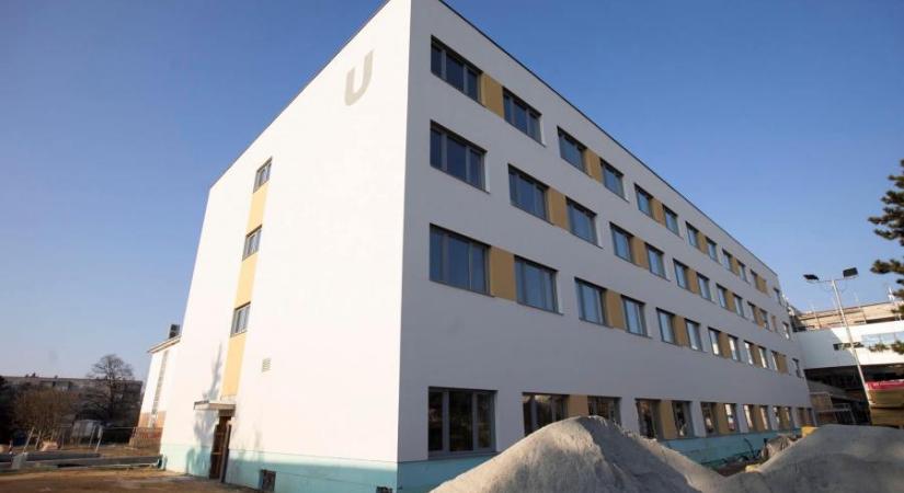 Május óta folyamatosan megy a klíma a tatabányai kórház új, még üresen álló épületében