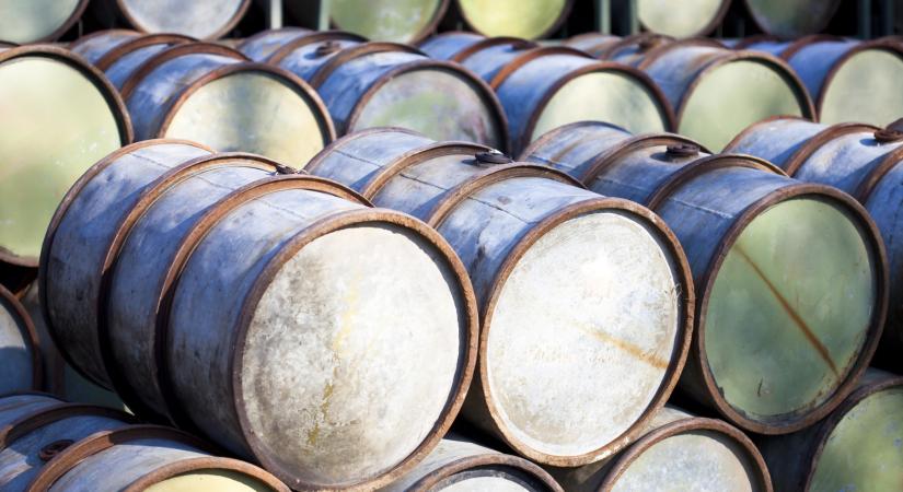 A szankciók ellenére zavartalanul áramlik az orosz olaj Európába – Egy kiskaput használ ki Moszkva