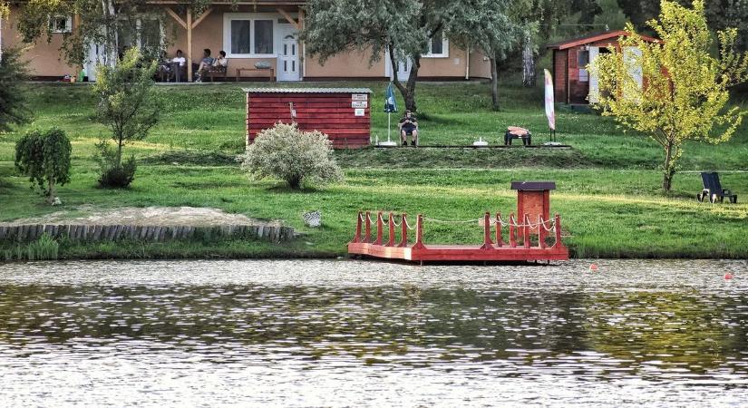 Támad a kékalga: Ezeken a vármegyei szabadstrandokon tilos a fürdés