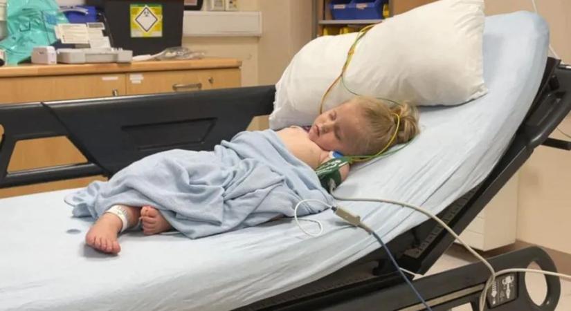 „Húsz percen múlott” - Egy 2 éves kislány fél csésze jégkásába halt hajszál híján bele