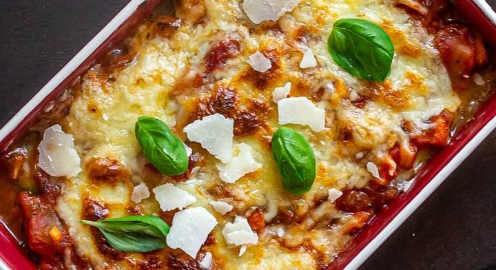 Gazdag, zöldséges lasagne: vastag, nyúlós sajtréteg borítja