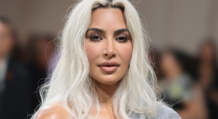 A 43 éves Kim Kardashian Marilyn Monroe-t idézte meg ezzel a frizurával: elsőre fel sem ismertük
