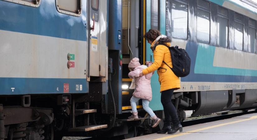 Munkanap-áthelyezés miatt változik a vonatok és buszok menetrendje