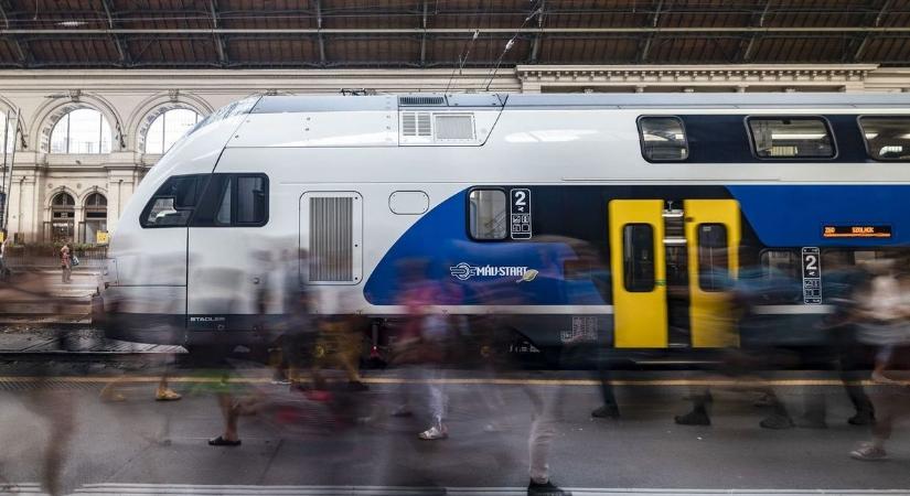 Módosul a vonatok és a Volánbusz-járatok menetrendje a szombati munkanap miatt