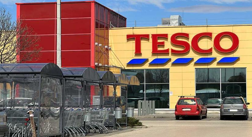 Már nem terendi a Tesco? Akkora veszteséget hoztak össze, hogy a fal adja a másikat – Mi a baj velük?