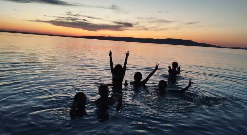 Csíkrákosi gyerekek csobbantak a magyar tengerbe