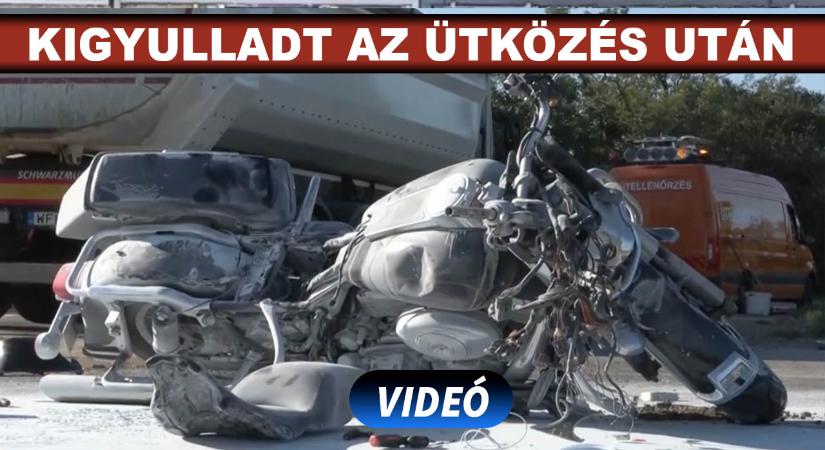 Kamionnal ütközött, kigyulladt a motor. Egy vétlen motoros pedig meghalt Győrnél