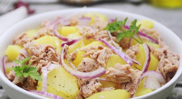 Tartalmas krumplisaláta tonhallal: citromos-petrezselymes öntet borítja