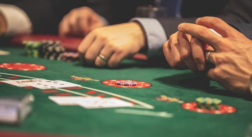Szerencsejátékon pörgette meg munkaadója 2 millióját a futár: az összeset elbukta - most a rendőröknek magyarázkodik