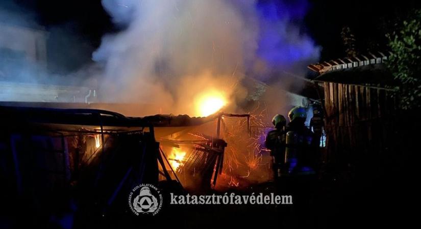 Teljes terjedelmében égett egy fa tárolására használt melléképület Nagykanizsán