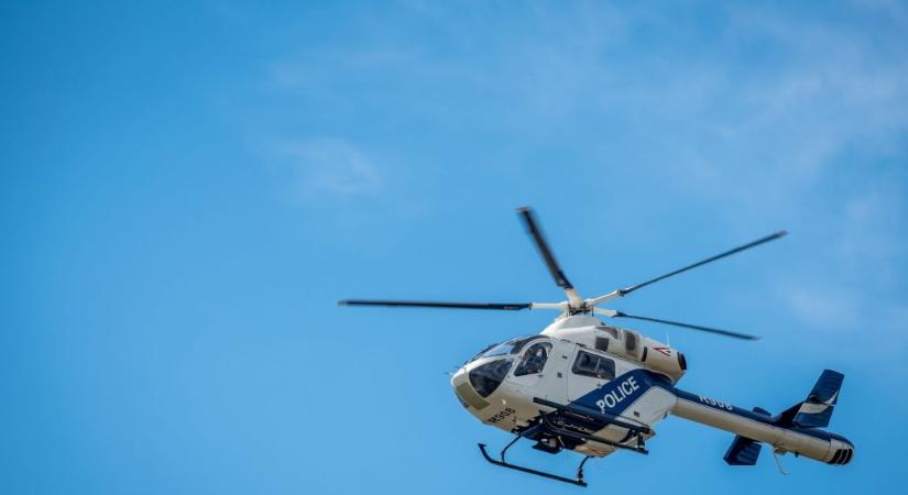 Helikopterrel, csatárláncban keresték az eltűnt nyolc éves gyereket a Balatonnál, kiderült, hogy hazament
