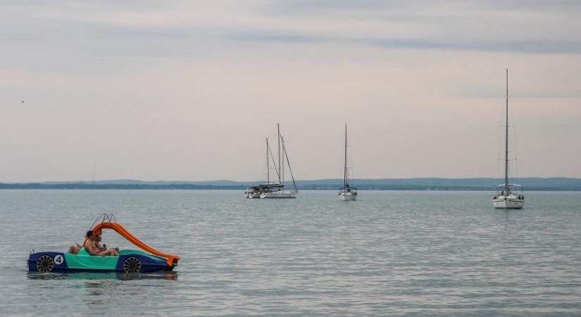 Tragédia a Balatonon: meghalt egy férfi a fonyódi strandon