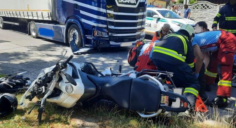 SÚLYOS baleset: A kórházban küzd az életéért a kamionnal szemből ütköző motoros