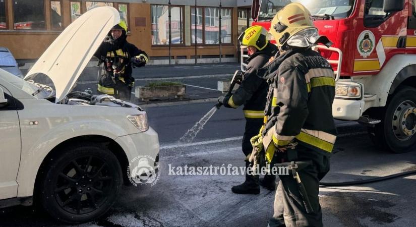 Füst áramlott ki egy személyautó motorteréből az egyik forgalmas szombathelyi körúton - fotó