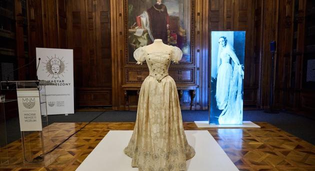 Horthy István menyasszonyának esküvői ruháját mutatja be a Nemzeti Múzeum