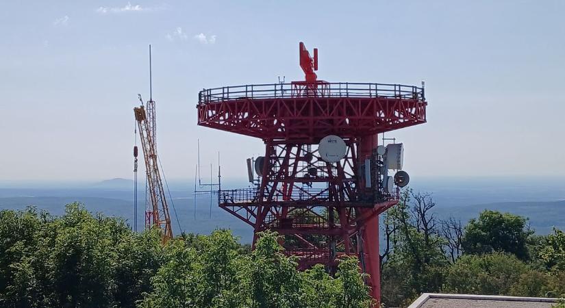 Felkerült az új radar a Kőris tetejére, hamarosan újra fehér gömb jelzi a Bakony legmagasabb pontját (helyszíni fotók)