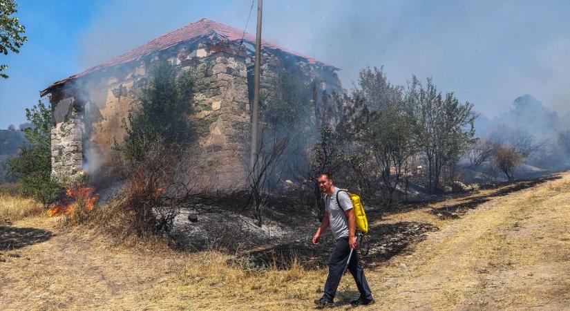 Komárom-Esztergom vármegyei tűzoltók is részt vesznek az észak-macedóniai erdőtüzek oltásában