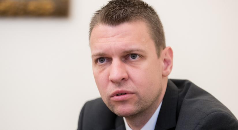 A Fidesz kommunikációs igazgatója a közmédiában leplezte le Brüsszelt
