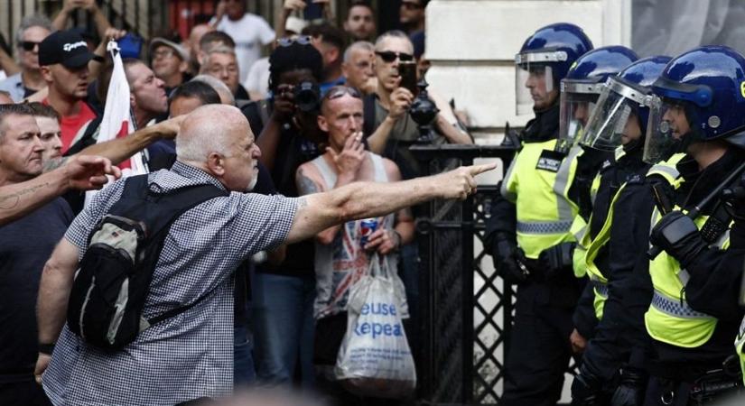 Migránsellenes erőszakos tüntetéshullám söpör végig Nagy-Britannián