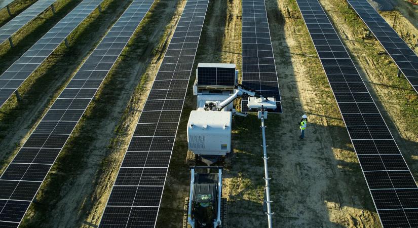 Napelem telepítő robotot mutatott be egy amerikai energiavállalat